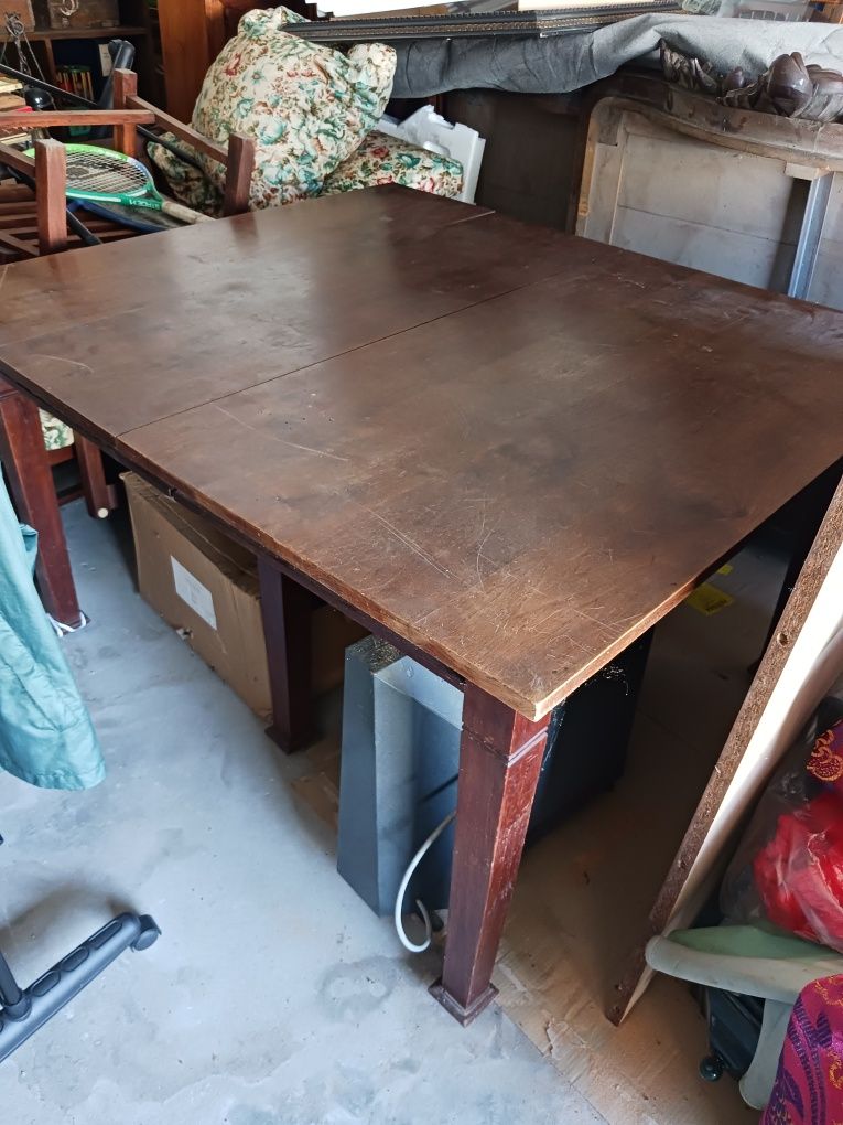 Mesa de sala de jantar em castanho