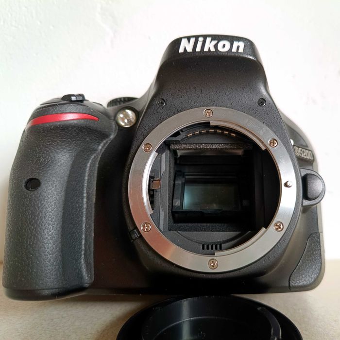 Lustrzanka Nikon d5200, na części z drobnymi usterkami.