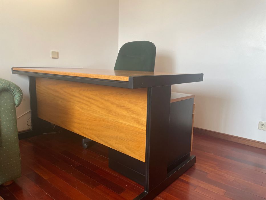 Secretária e cadeira de escritório