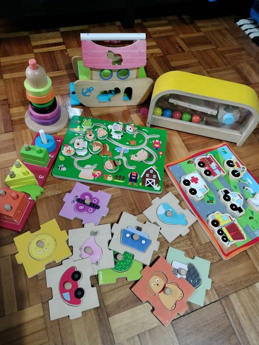 Brinquedos e puzzles de madeira