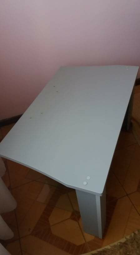 Mesa para televisão cinza com 2 vidros de prateleiras