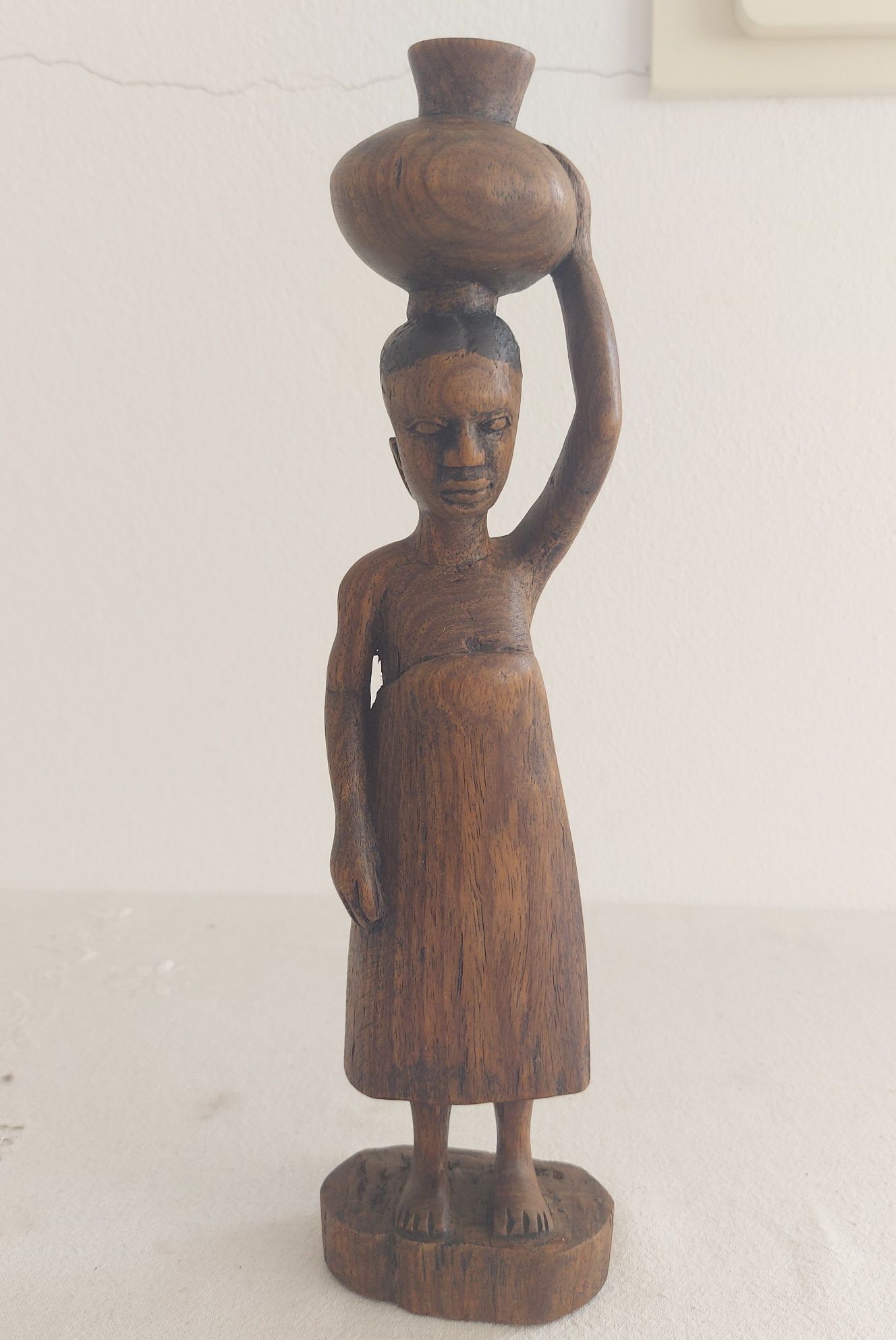 Figura mulher negra em madeira