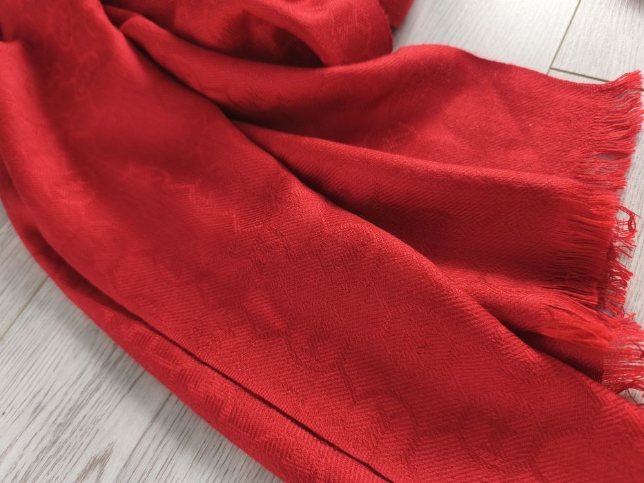 Czerwony szal Michael Kors logowany