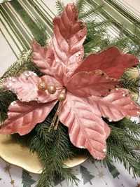 Kwiaty materiałowe z motywem świątecznym