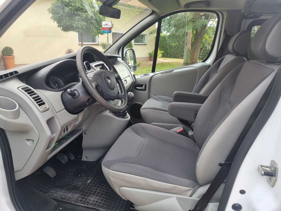 Wynajem busa 8 osobowego, Opel Vivaro long