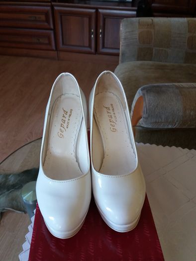 Białe buty damskie