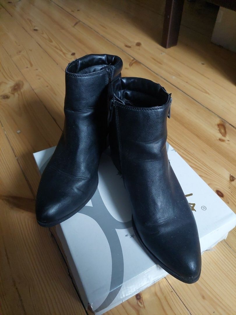 Жіночі черевички чорного кольору