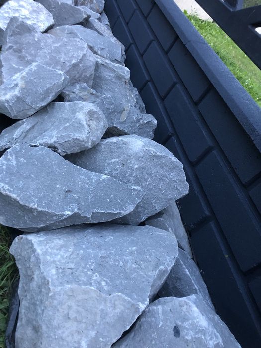 Kamien/ skalniak/ oczko wodne/ogrodzenie/mur