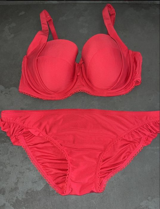 Купальник червоний бікіні.