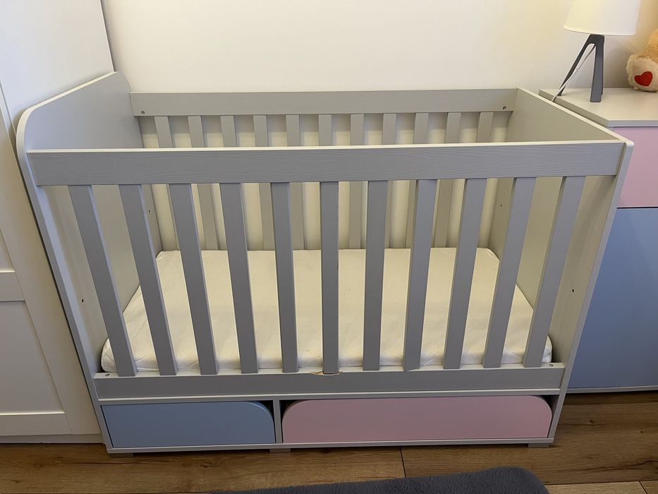 Łóżeczko dziecięce plus komoda plus przewijak