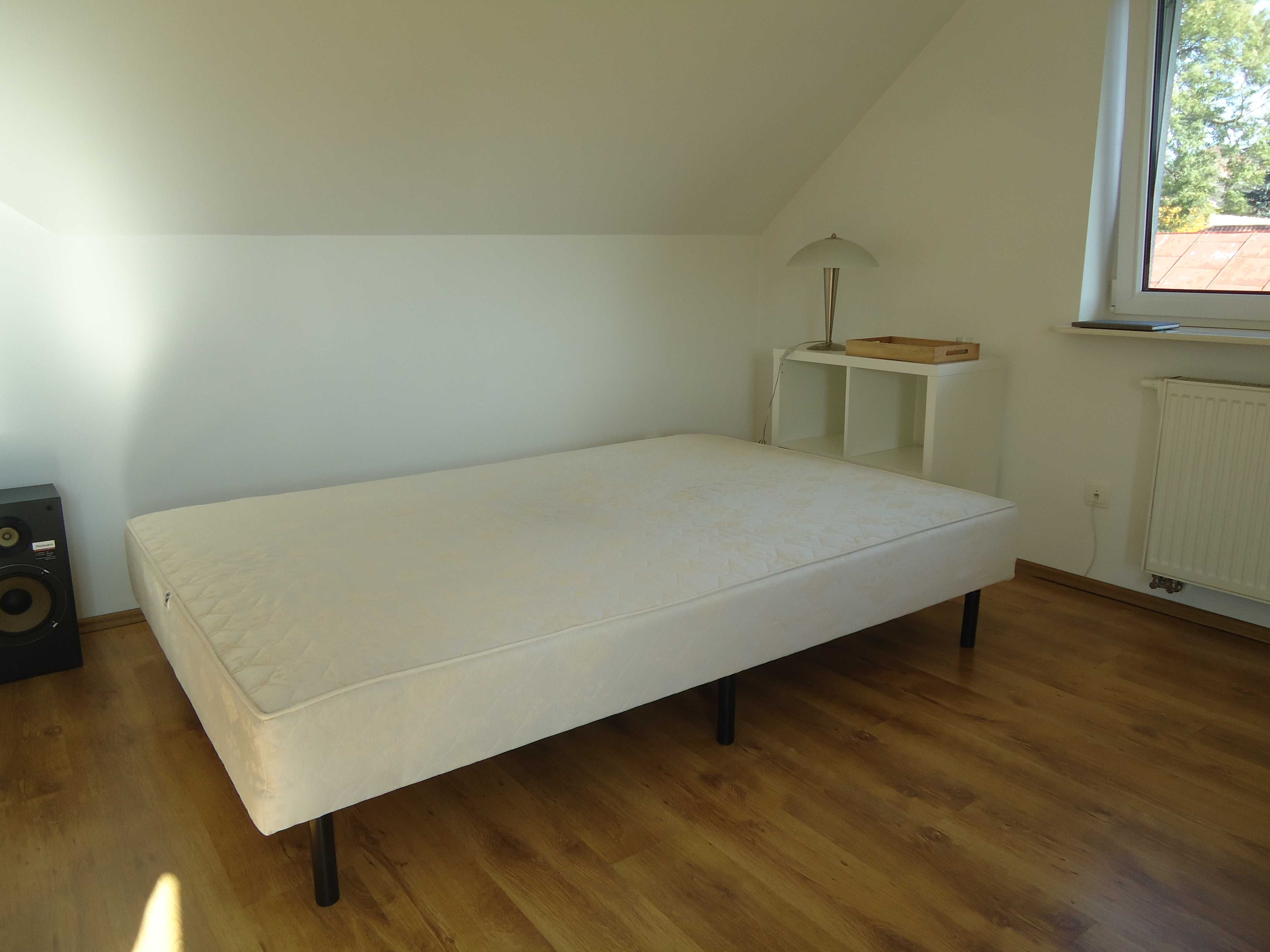 Łóżko na solidnej drewnianej ramie 140 x 210