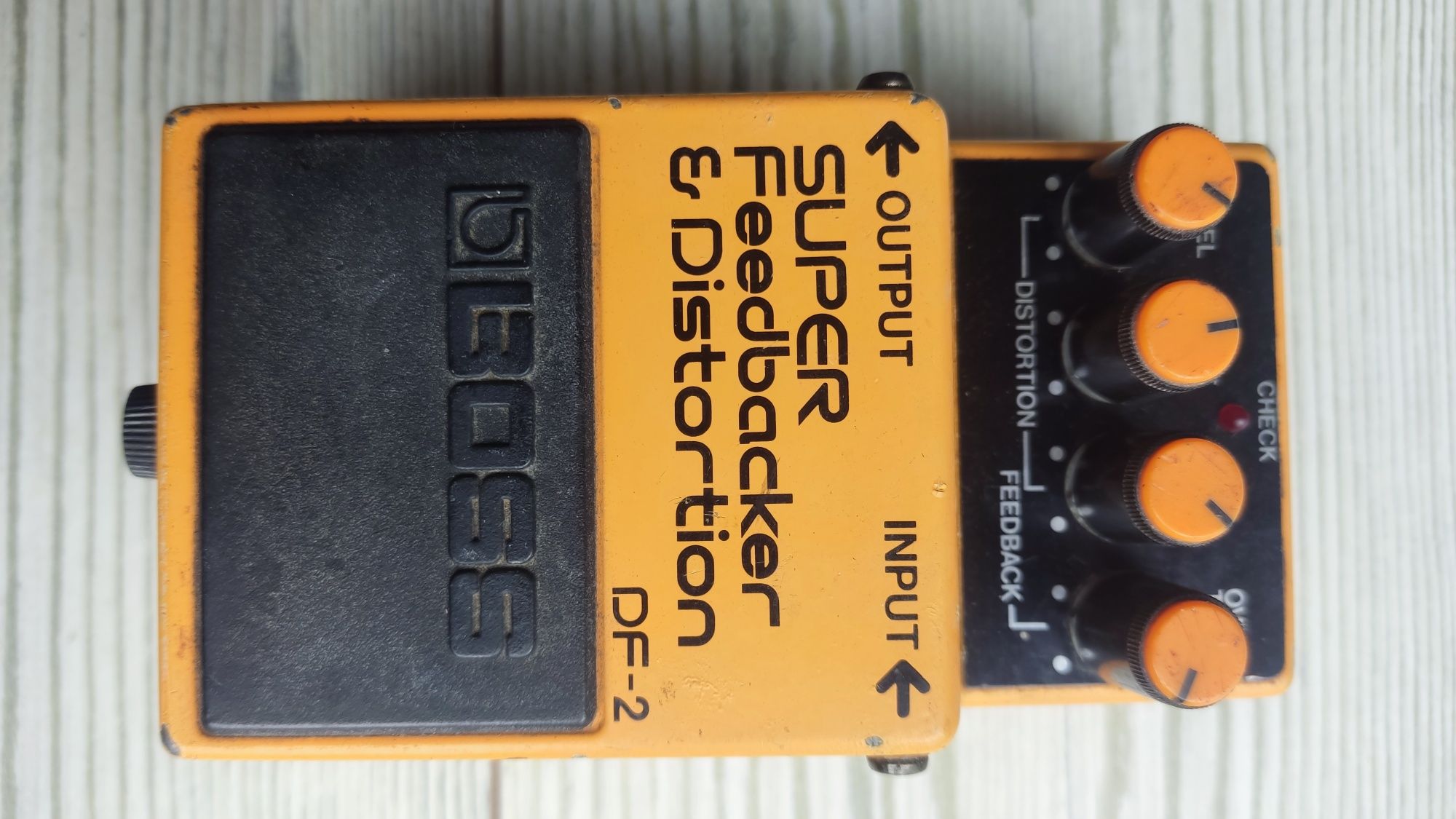 Pedaleira Korg com excelentes registos, distorção, chorus, compressor