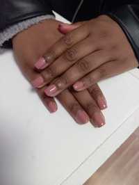 Unhas de gel e gelinho