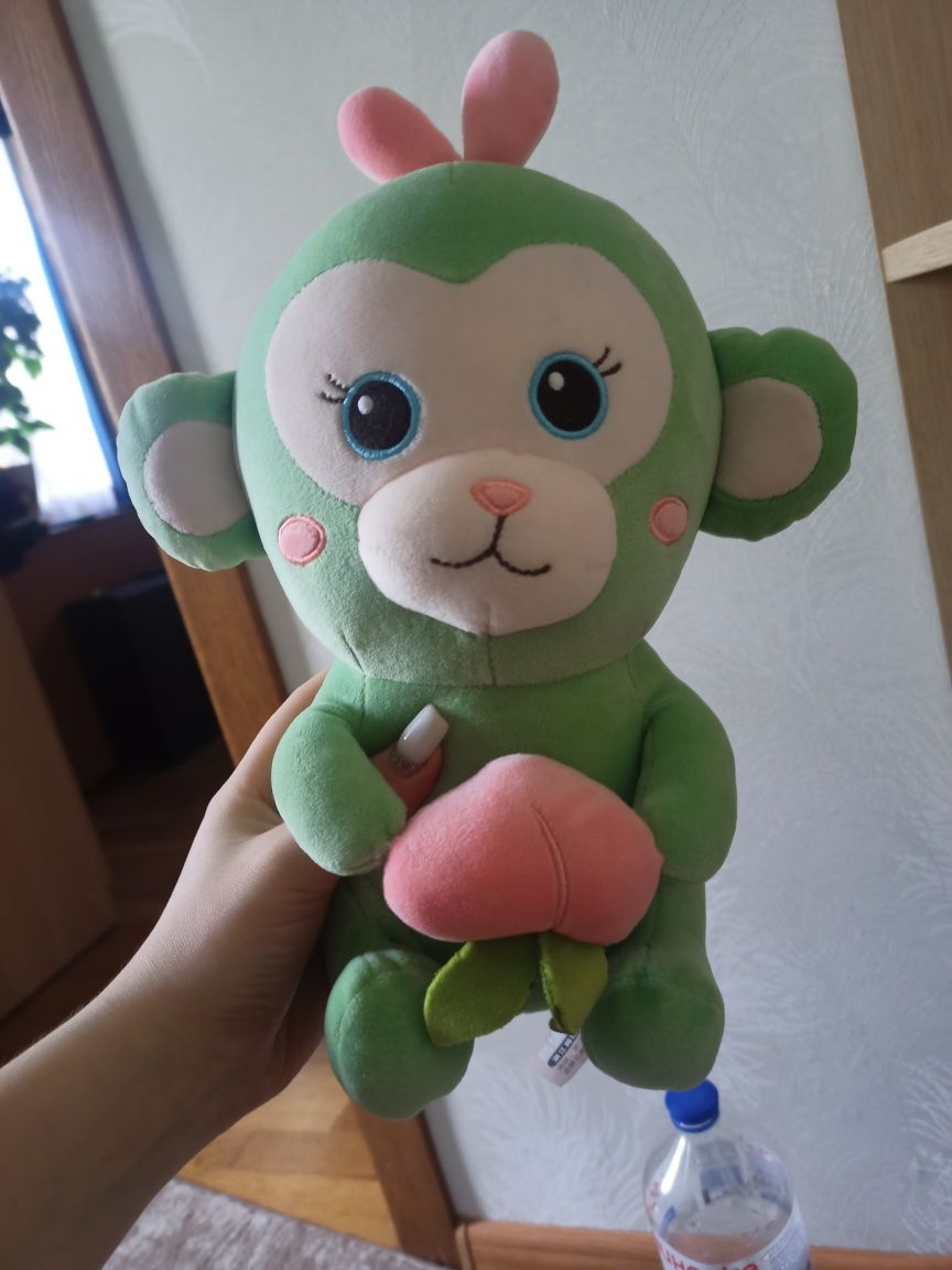 Продам мягкую  игрушку в виде обезьяны