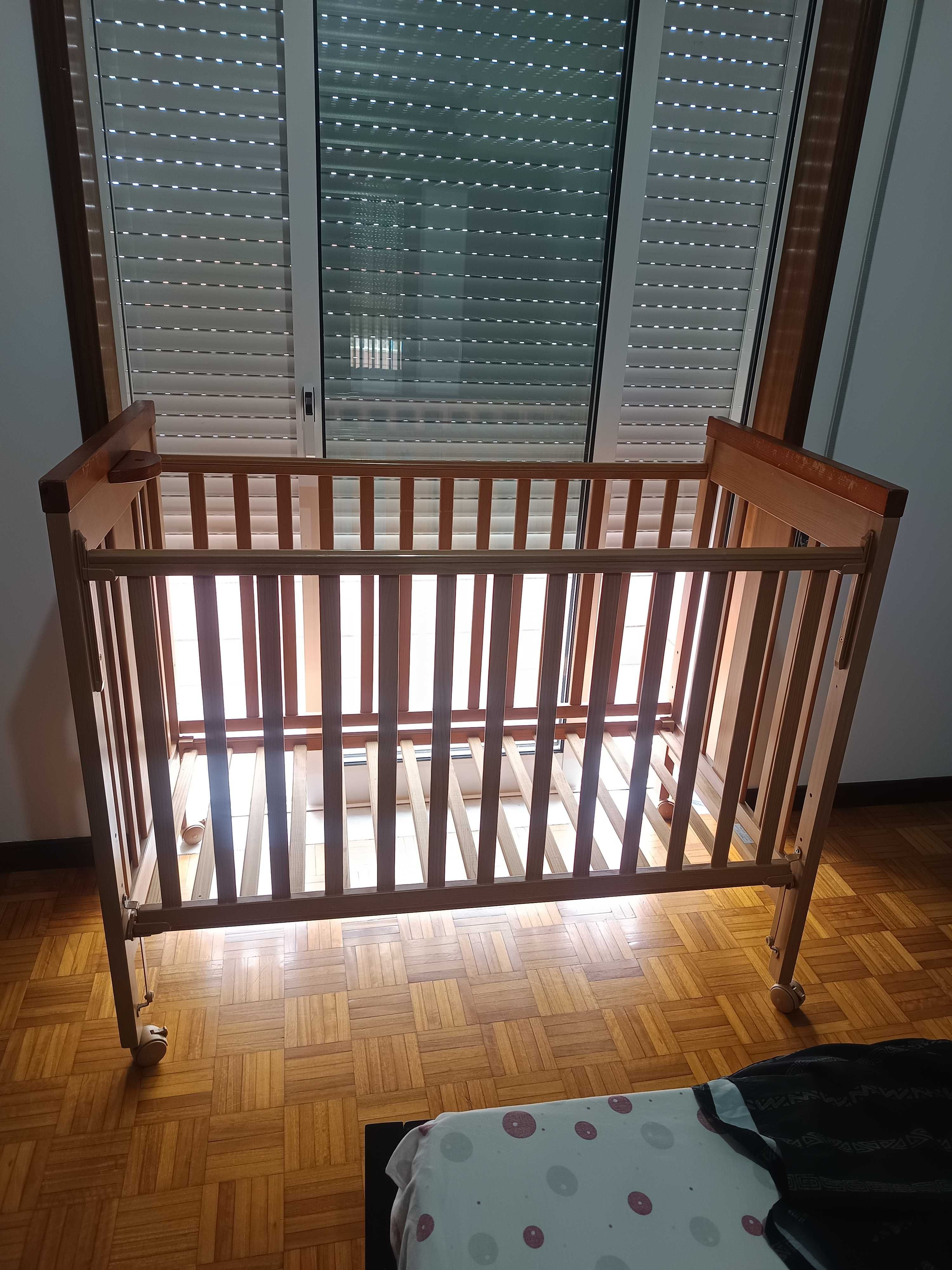 Berço infantil em madeira