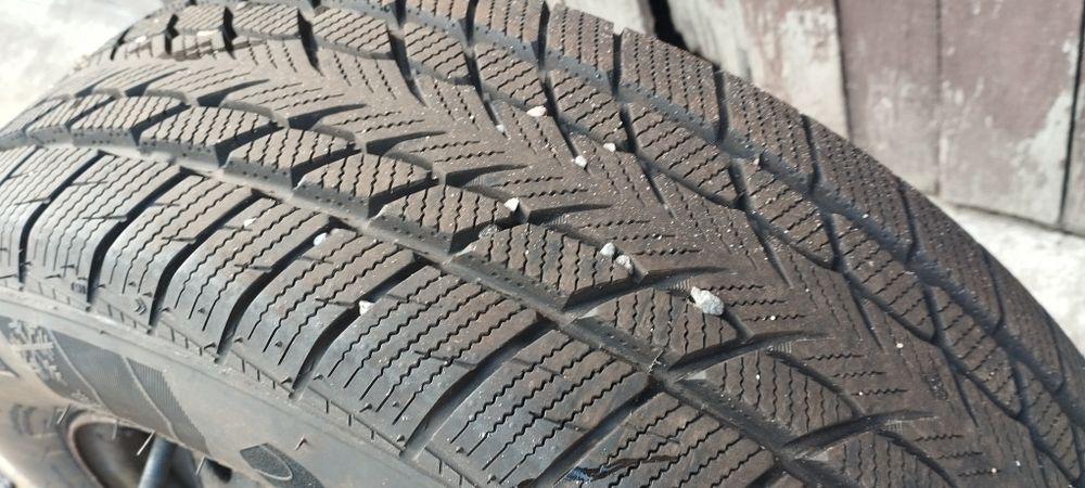 Koła zimowe Toyota Auris Yaris R 15 stan bardzo dobry 4 Sztuki