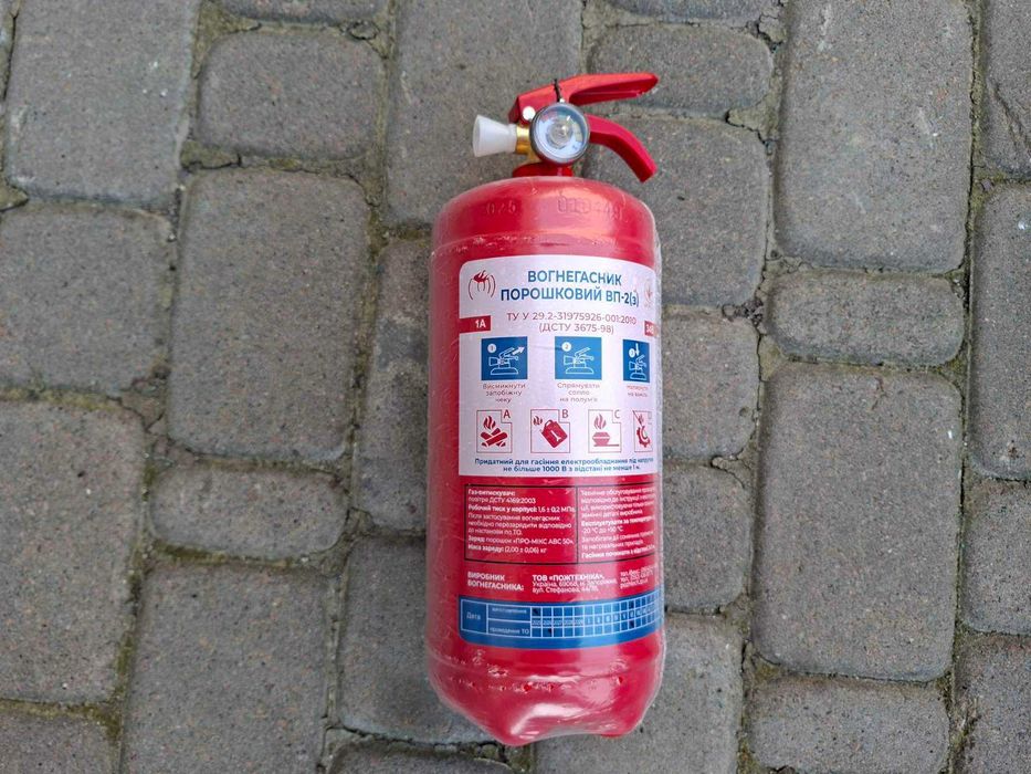 Набір автомобіліста - вогнегасник 2 кг аптечка трос знак жилет сумка