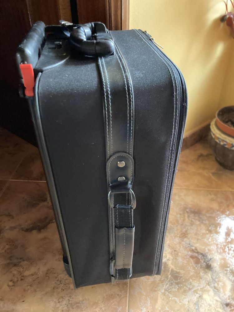 Mala de viagem de cabine em bom estado