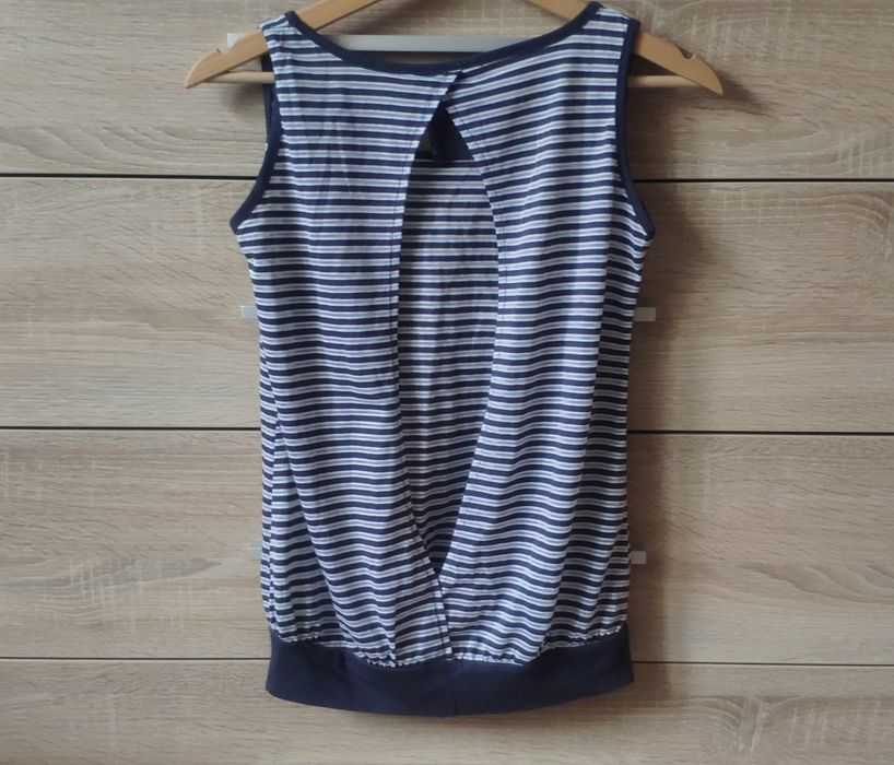 Bluzka w paski z odkrytymi plecami idealna na upalne dni