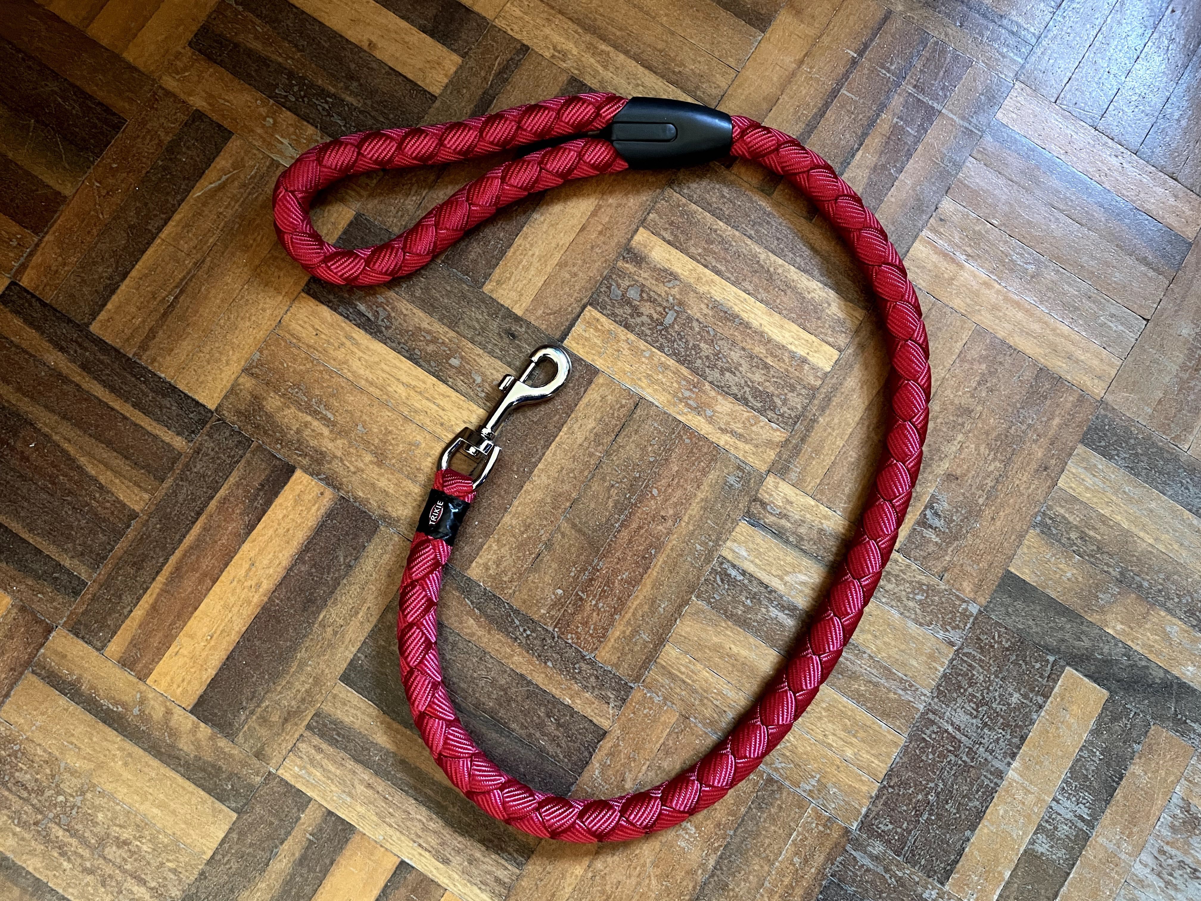 Trelas Trixie vermelhas para cão grande + porta-saco para cocós