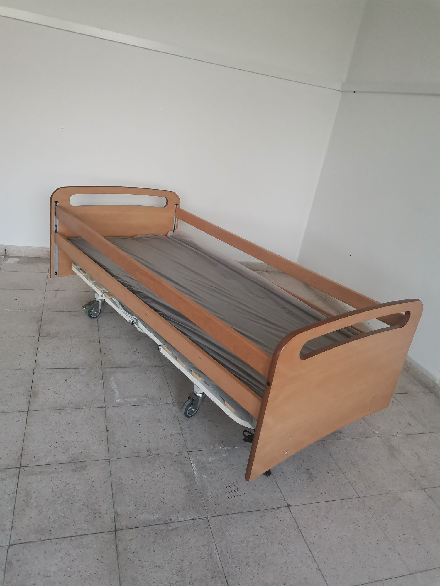 Cama eléctrica com colchão incluído. NOVA A ESTREAR