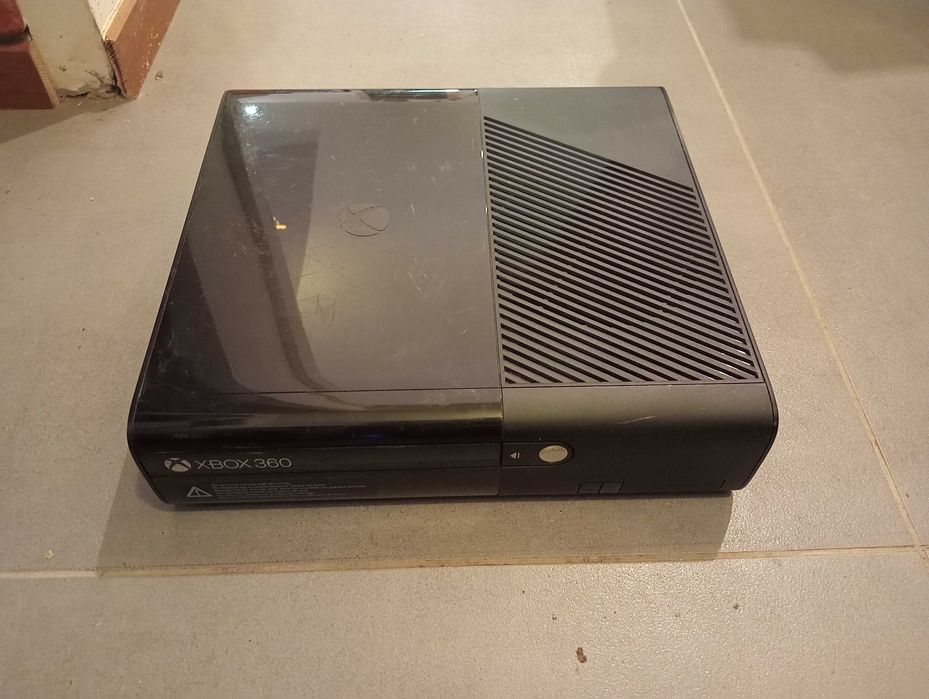 Konsola Xbox 360 Slim E - (3)