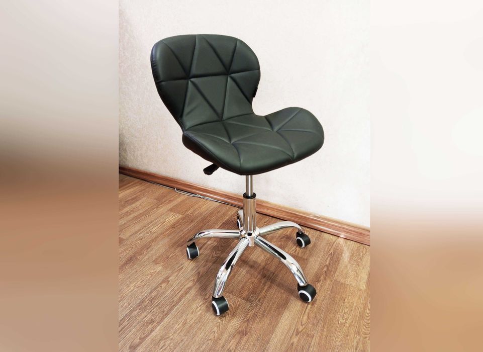 Обертове крісло офісне чорне Demure стілець комп'ютерний на калесах