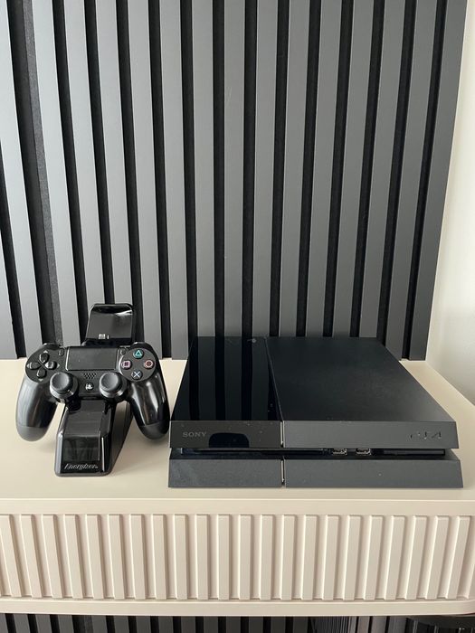 PlayStation 4 (fat) 500 GB + pad DualShock 4 + ładowarka + 24 gry