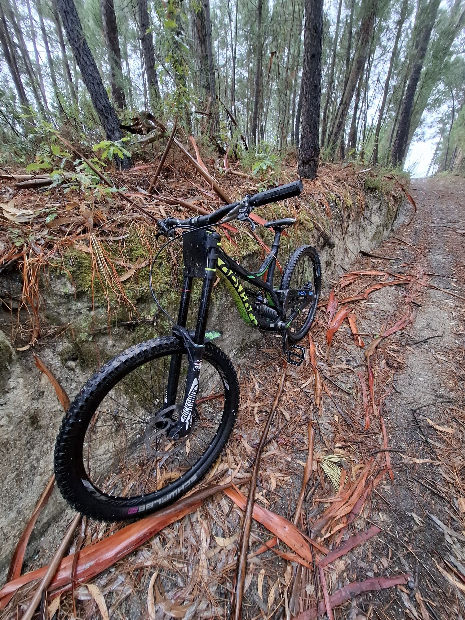 Vendo bicicleta de downhill (27,5 / tamanho L )