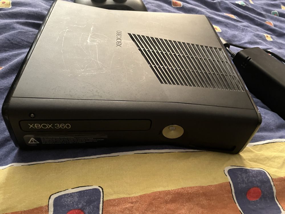 Xbox 360 Slim.