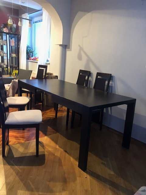 Rozkładany stół z wygodnymi krzesłami