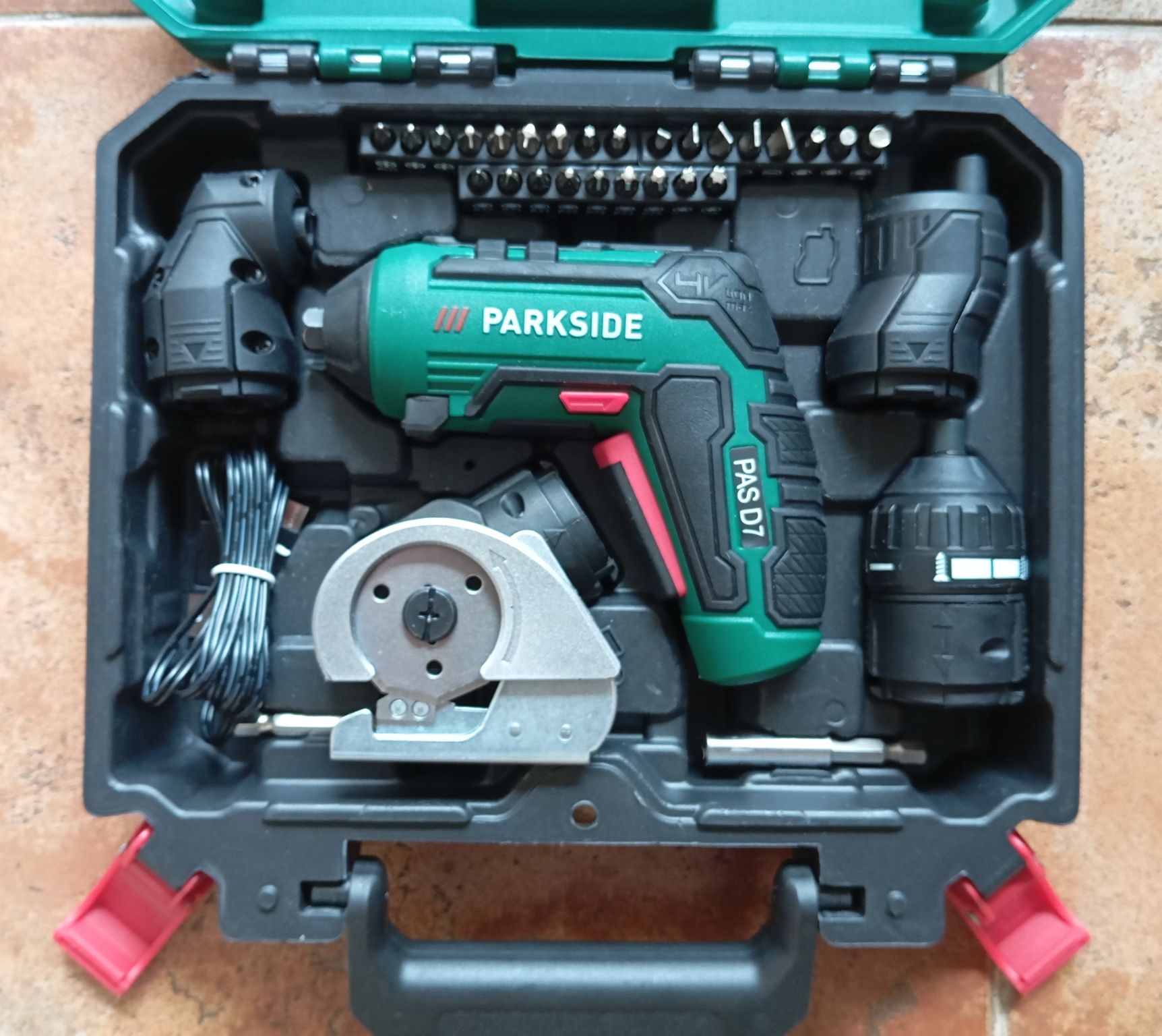 Aparafusadora Parkside 4V a bateria com 4 adaptadores substituíveis