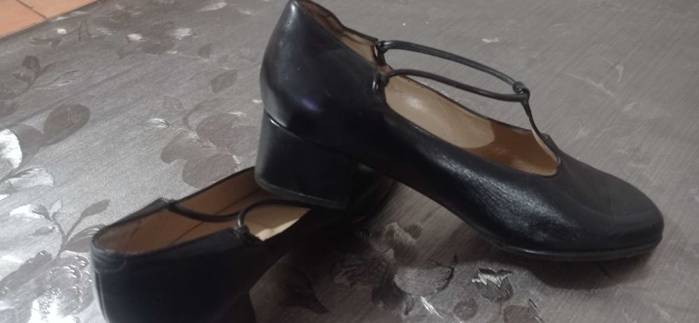 Oportunidades!  Sapatos pele Novos, tamanho 39 pequeno e outros pares