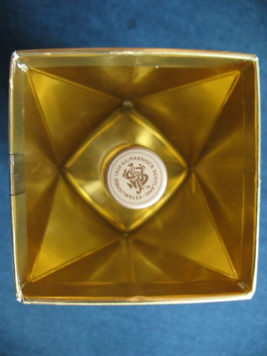 JOHNNIE WALKER GOLD LABEL 18 years 750 ml бутылка в тубусе в коллекцию