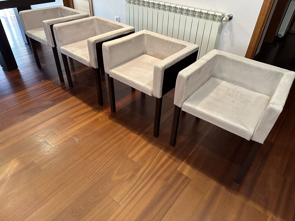 Mesa de jantar quadrada com 4 cadeiras
