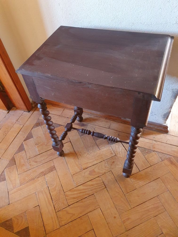 Mesa de cabeceira bem estimada