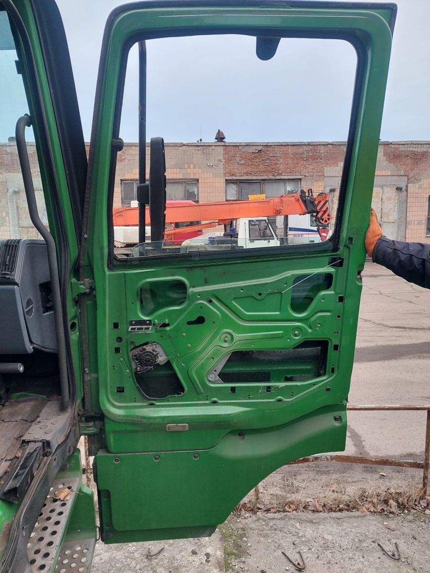 Продам на разборку  кабину и комплектующие мерседес актрос.