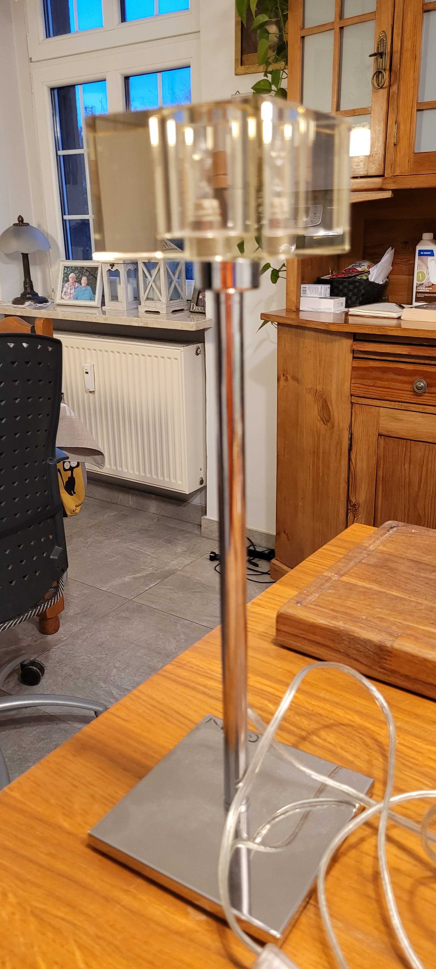 Nowoczesna lampa stojąca