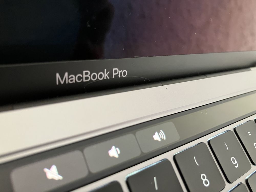 MacBook Pro 2019 13’’ Intel i7 touch bar 16GB RAM 1TB SSD