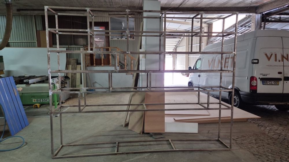 Estante em ferro e pau ferro