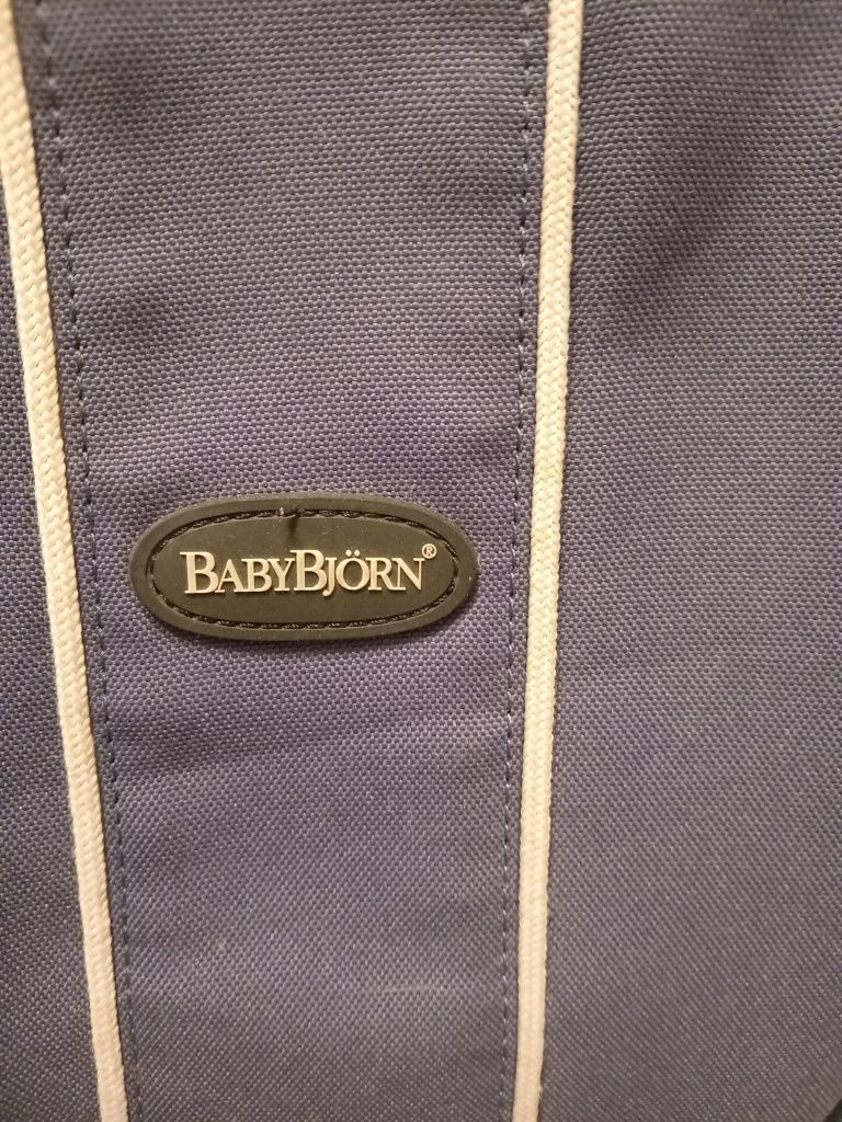 Plecak Szweckiej firmy BabyBjorn idealny dla młodej kobiety.