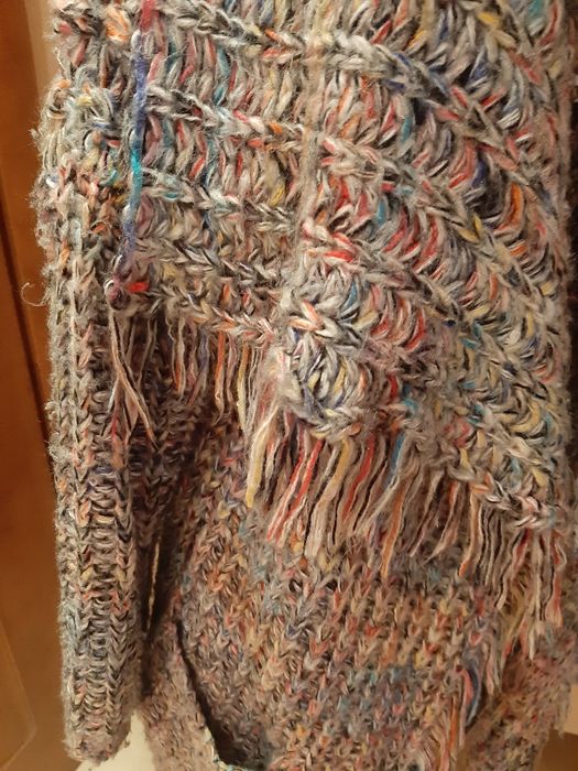 Długi kolorowy sweter oversize frędzle May design kolekcja boho kolory