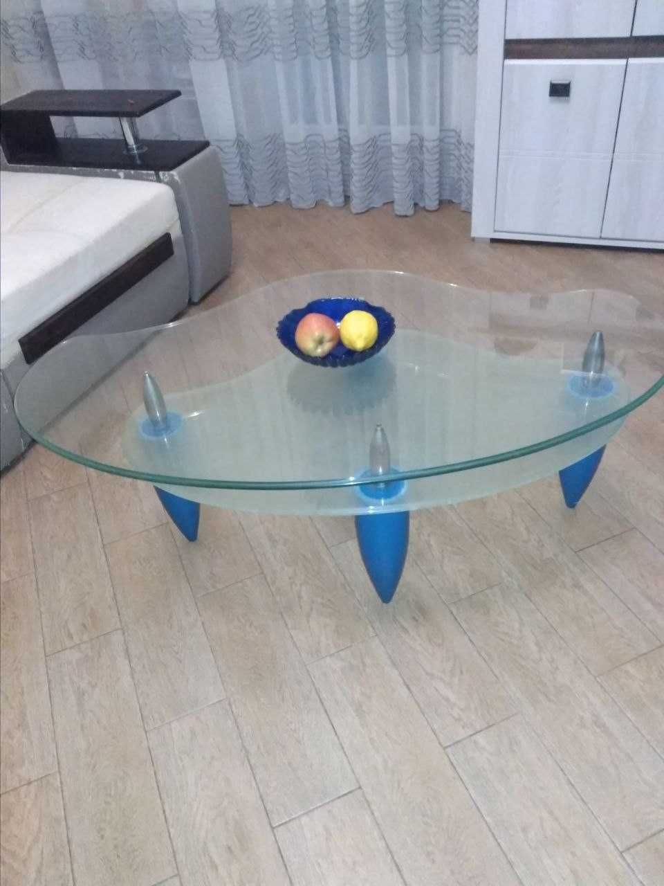 Стеклянный журнальный стол