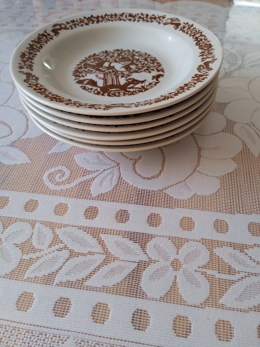 6 talerzy głębokich i 4 talerze małe  z czasów DDR