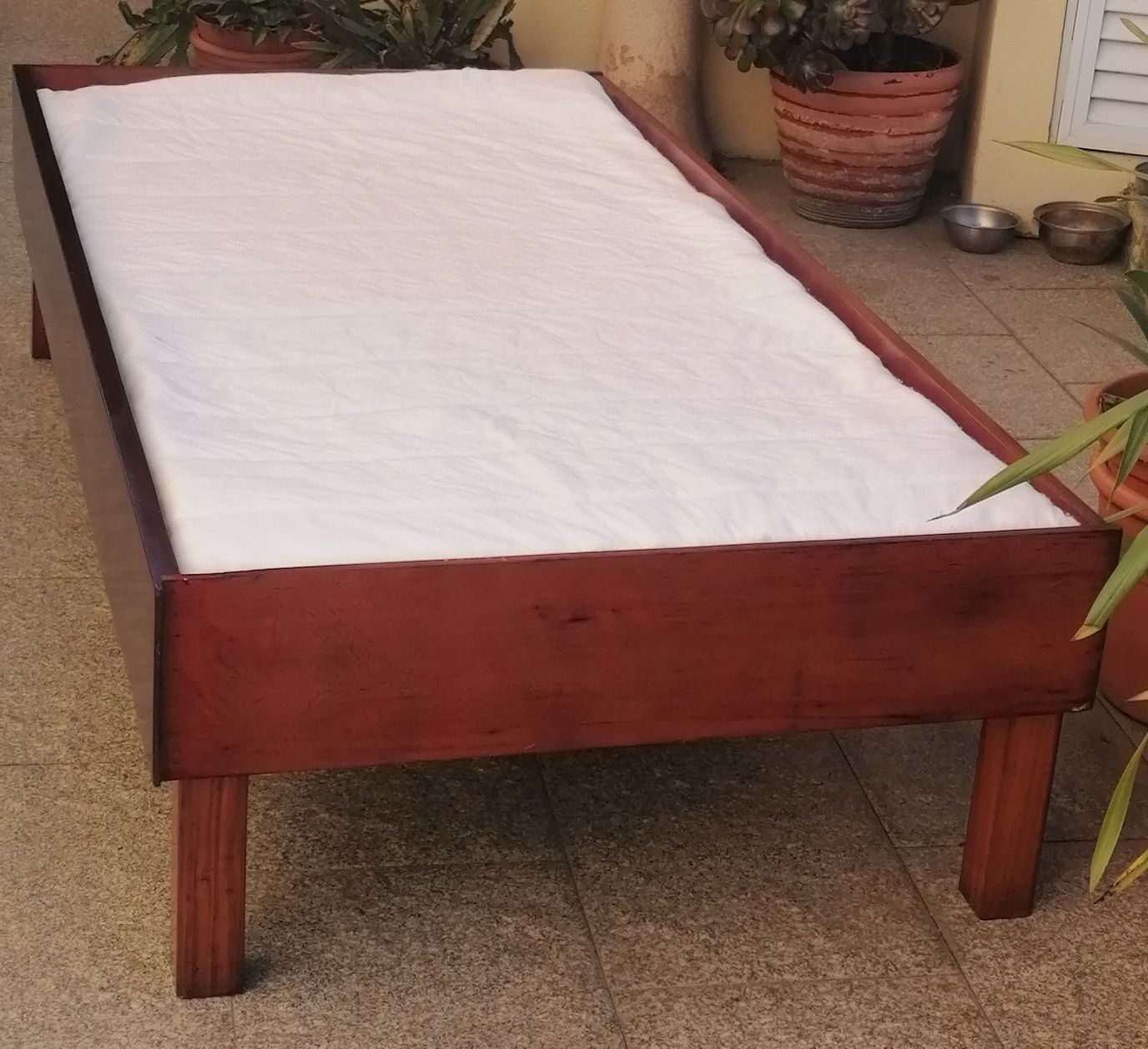 Vendo CAMA de SOLTEIRO com ESTRADO e COLCHÃO em madeira  como nova.