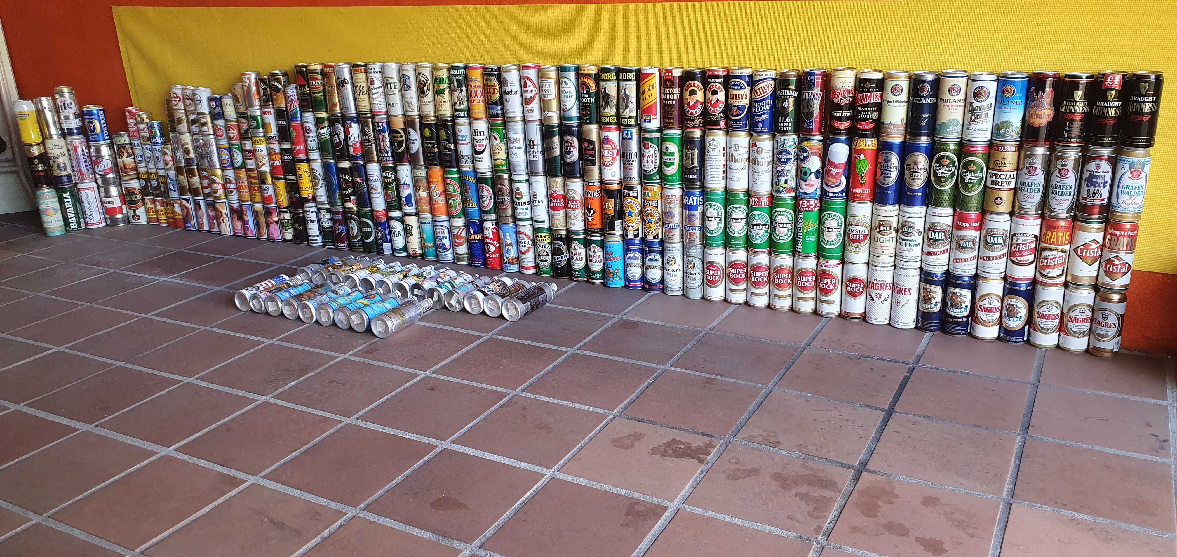 Coleção de 236 latas de bebida.