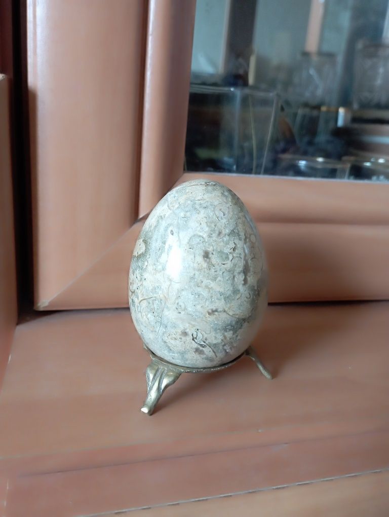 Яшма , яйце на підставці.