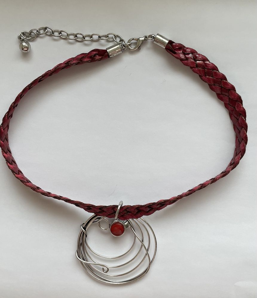 Colar em couro bordeaux e metal com pendente