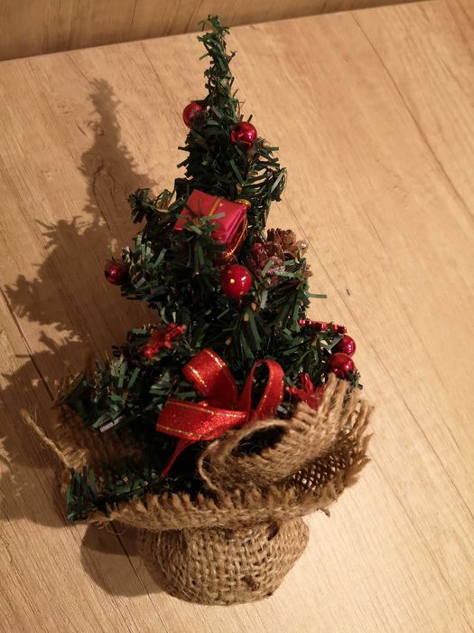 Choinka sztuczna zielona z ozdobami 21 cm - Poznań