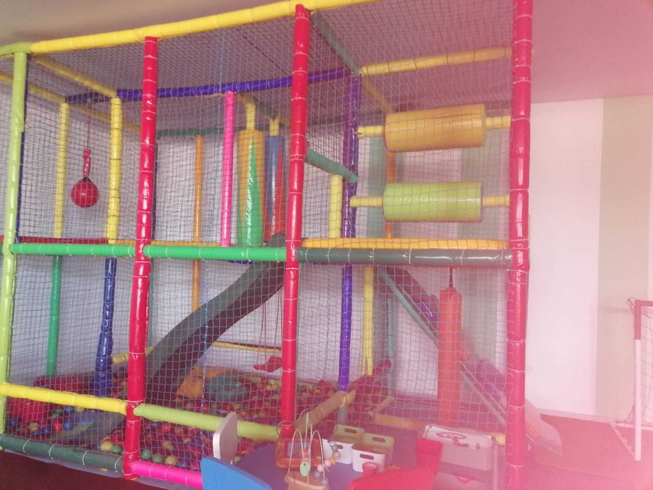 Playground usado com escorrega, rampa, bolas e vários obstáculos